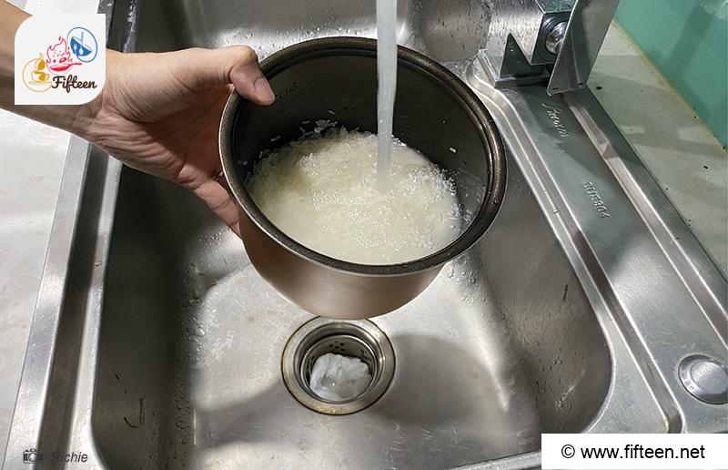 Rinse The Rice By Pouring Clean Water