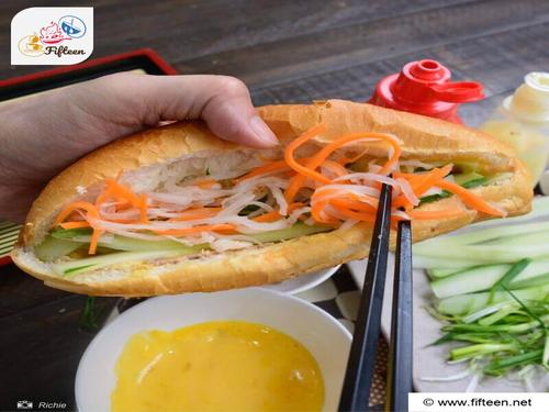 Add Pickled Vegetables Into The Baguette