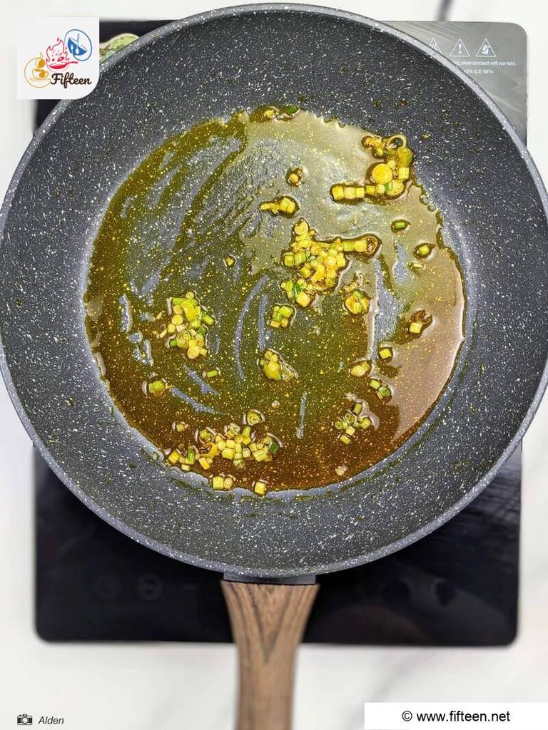 Hen Xuc Banh Trang Step 1 Stir Fry1