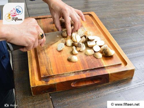 Slice The Straw Mushrooms
